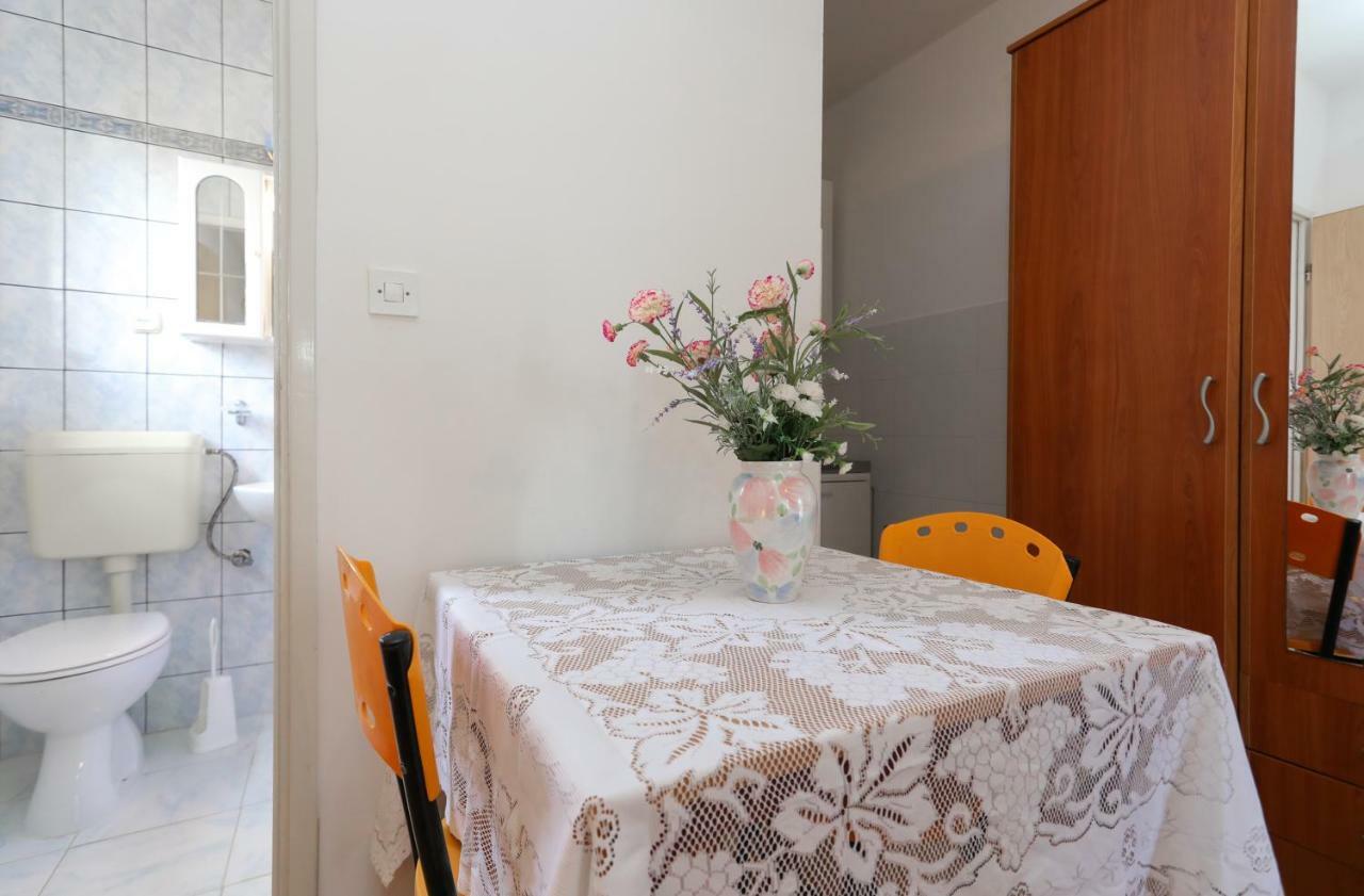 Studio Apartment Ana Supetar Buitenkant foto